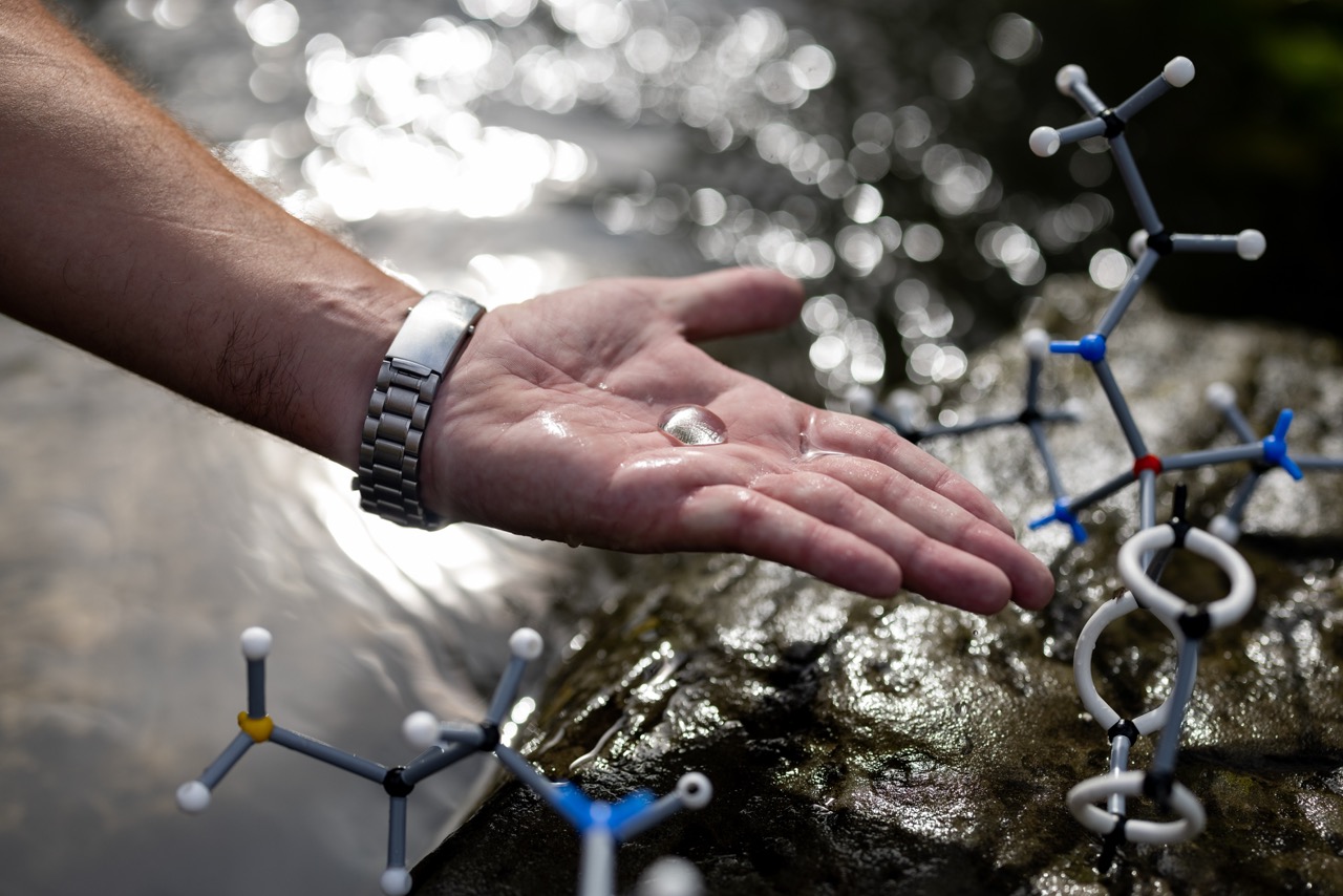 XenSlick Product - Hydrophobic and water-repellent properties demonstration